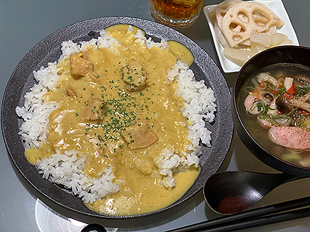 田代倫章さんの黒焼き〆リム皿に無印のカレーを／お客様からの写真・声｜女将の食卓blog／和食器通販 おかずのうつわ屋・本橋