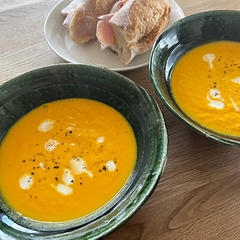 織部６寸カレー・パスタ鉢ににんじんポタージュを盛り付け